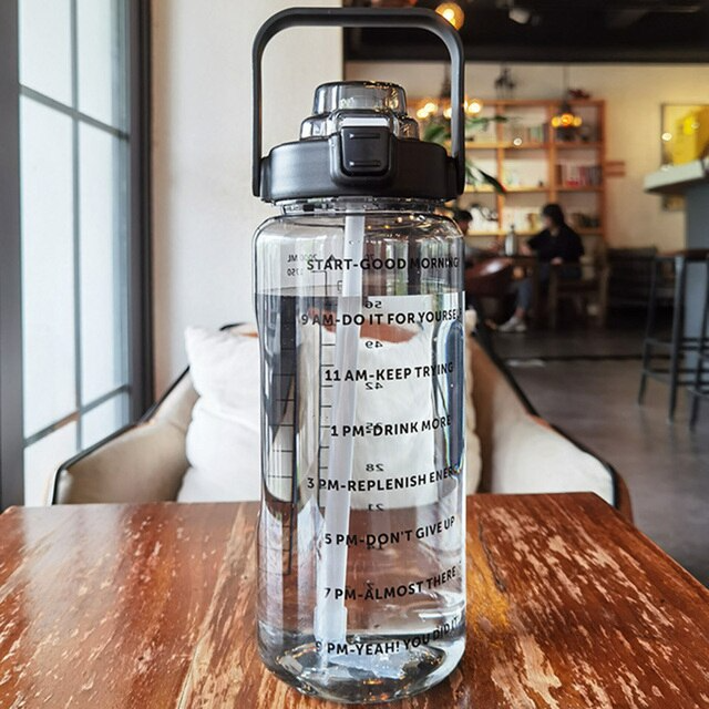 Clear™ Motiverande vattenflaska 2 liter | Hållbar vattenflaska för en hälsosam livsstil!